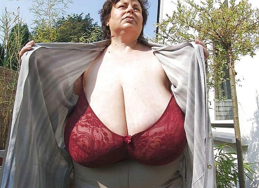 Ältere Damen mit schönen großen Busen