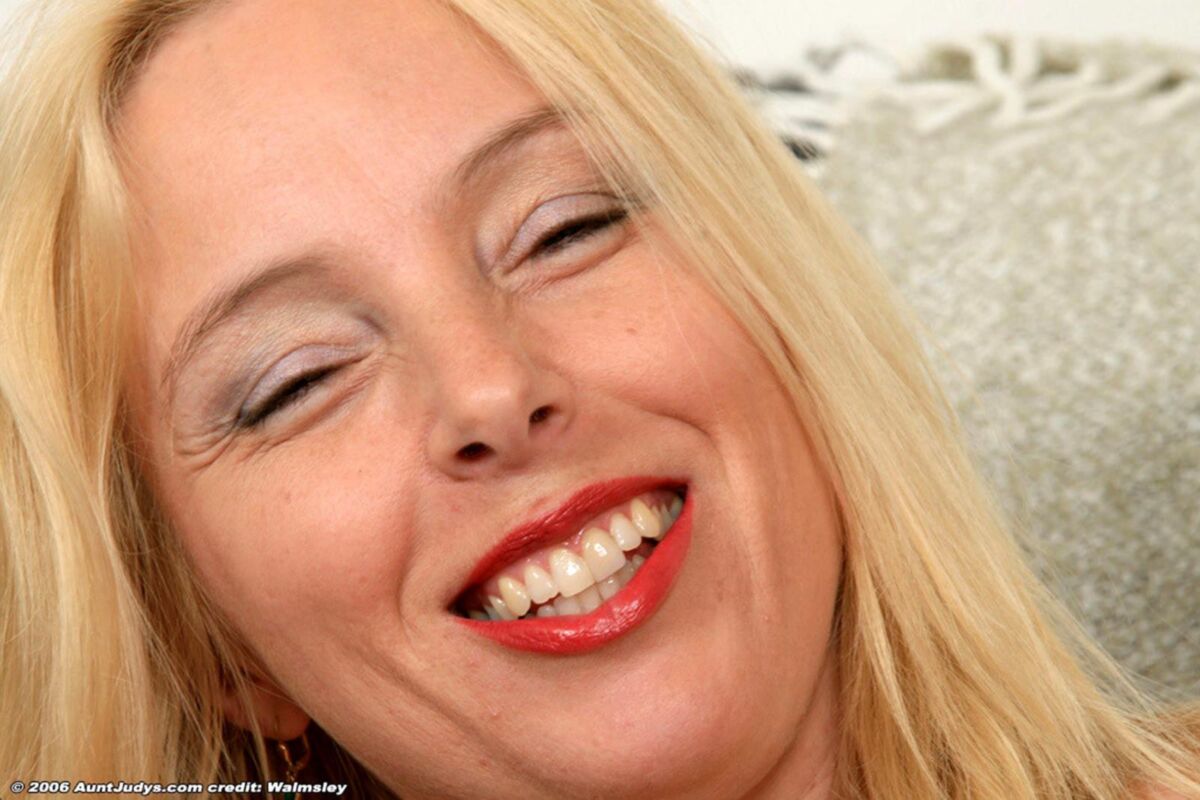 Lucy Gresty Heiße reife britische blonde Finger ihre Muschi