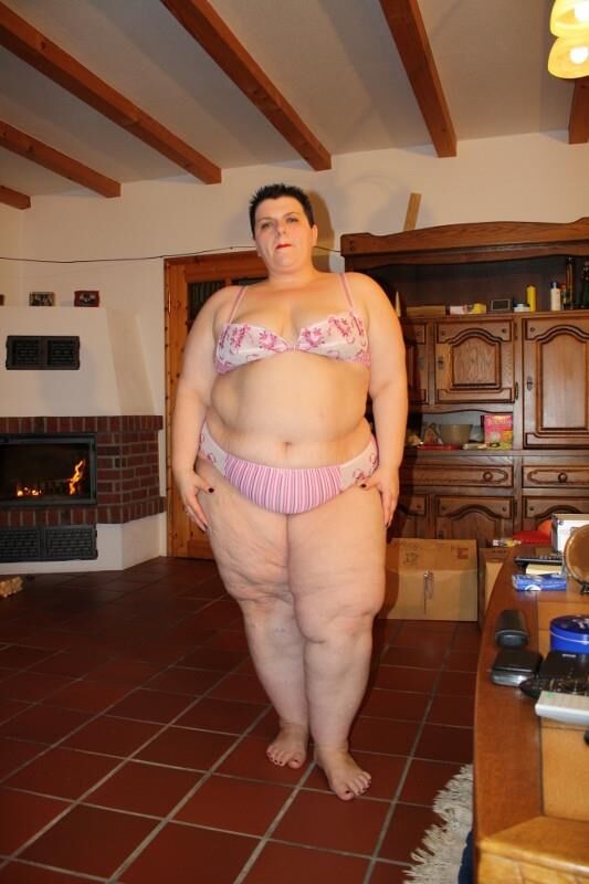 ランジェリーの脂肪とかなりドイツ語のSSBBW主婦