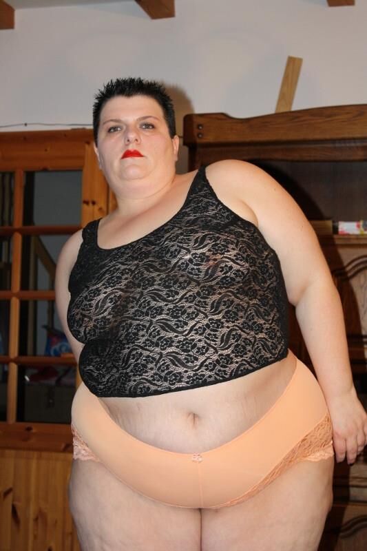 ランジェリーの脂肪とかなりドイツ語のSSBBW主婦