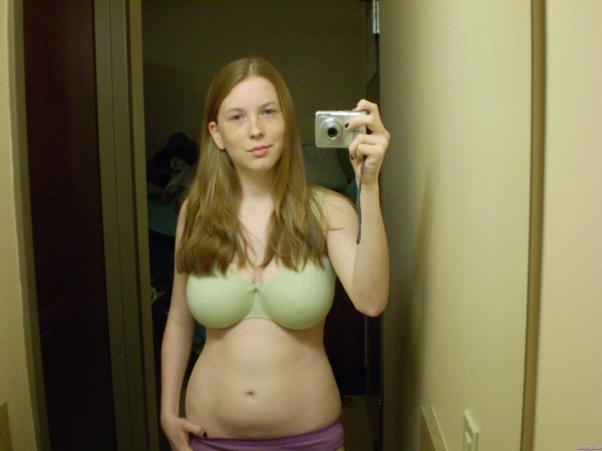 Redhead Teen mit Sommersprossen zeigt ihre großen Titten
