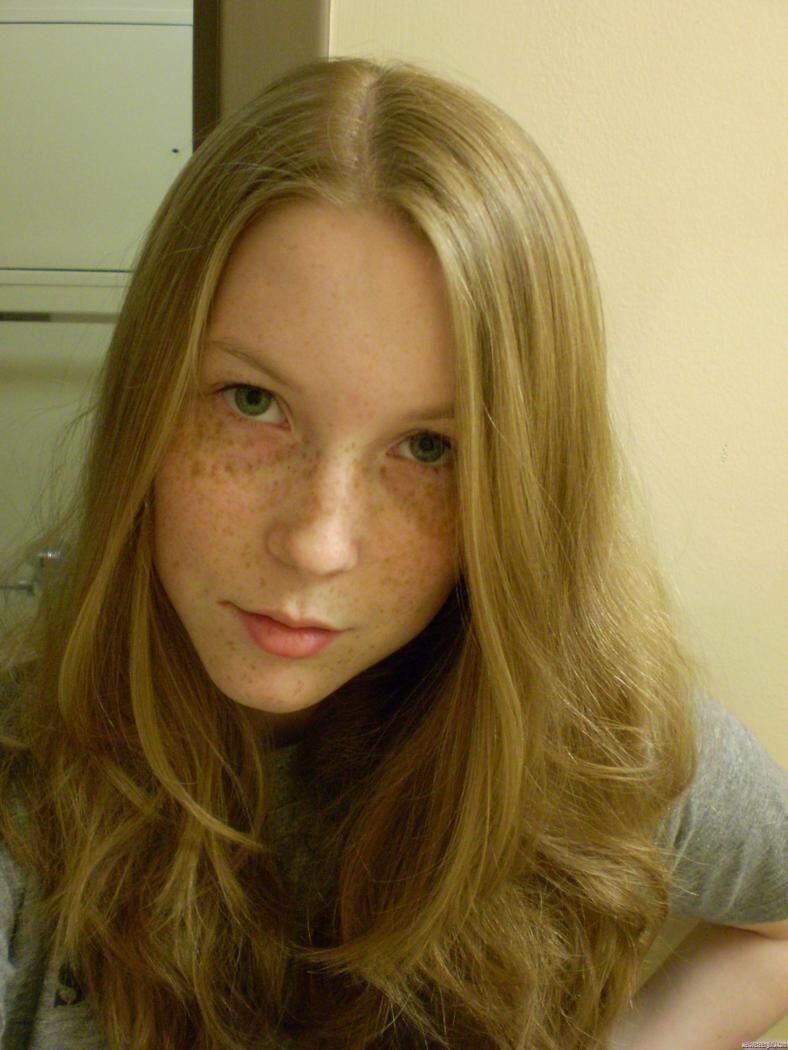 Redhead Teen mit Sommersprossen zeigt ihre großen Titten