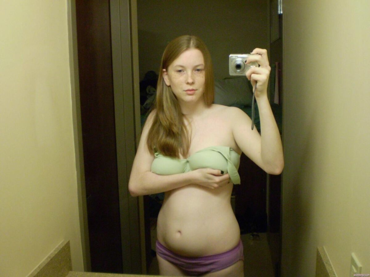 Redhead Teen mit Sommersprossen zeigt ihre großen Titten