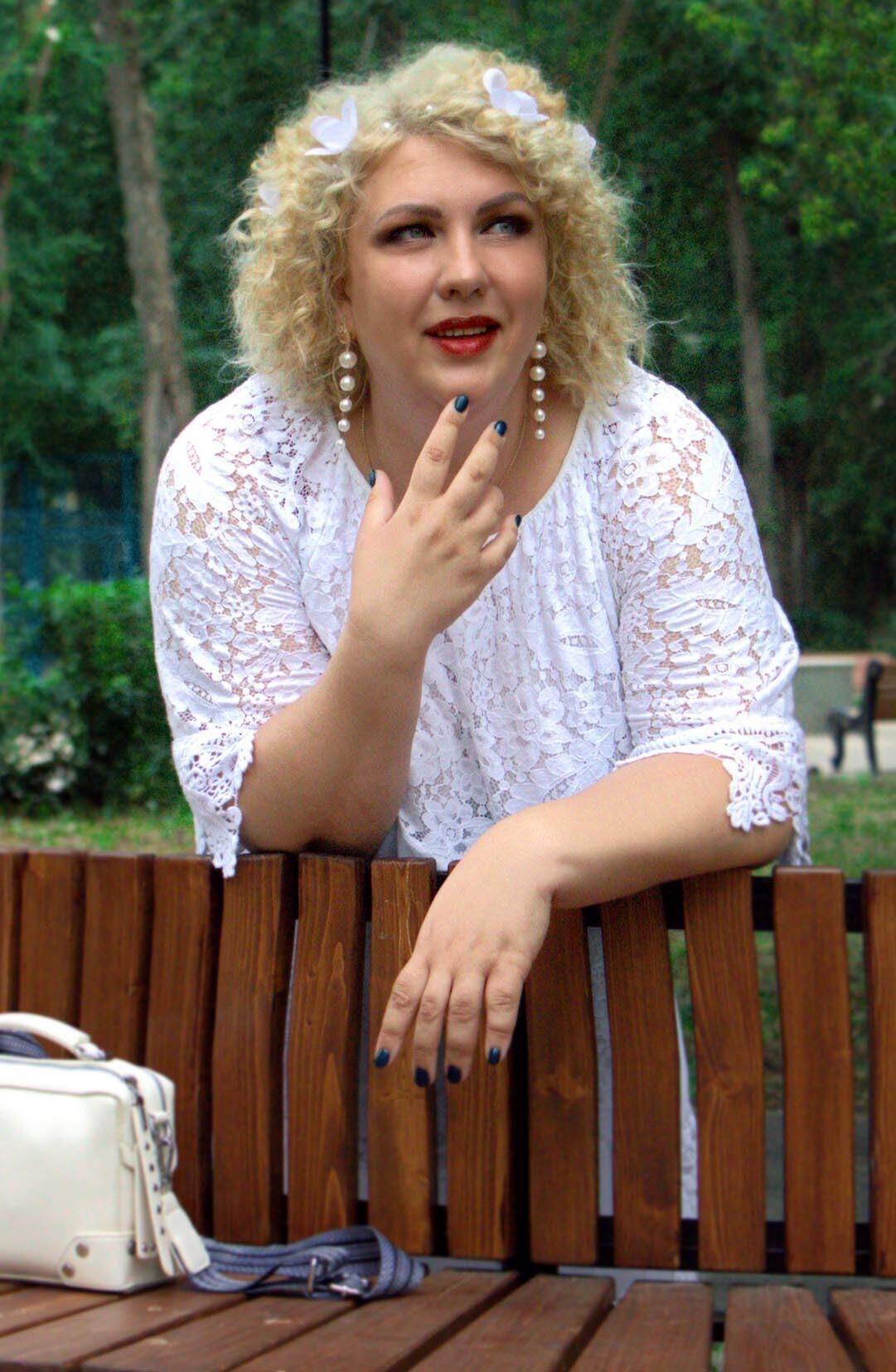 Escort girl with a curvy body