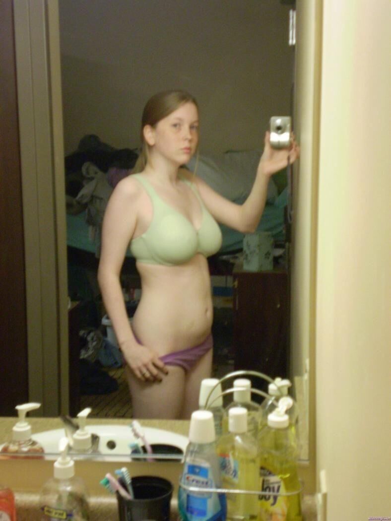 Redhead Teen mit Sommersprossen zeigt ihre großen Titten