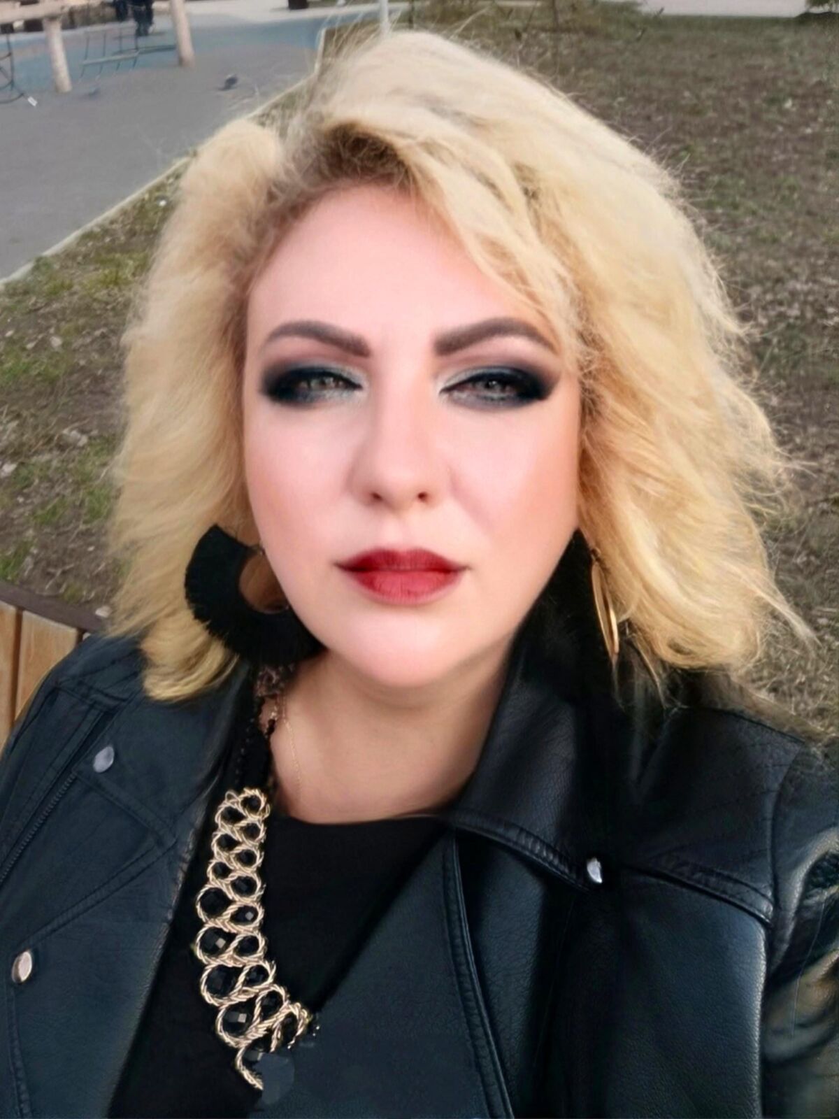 Escort girl with a curvy body