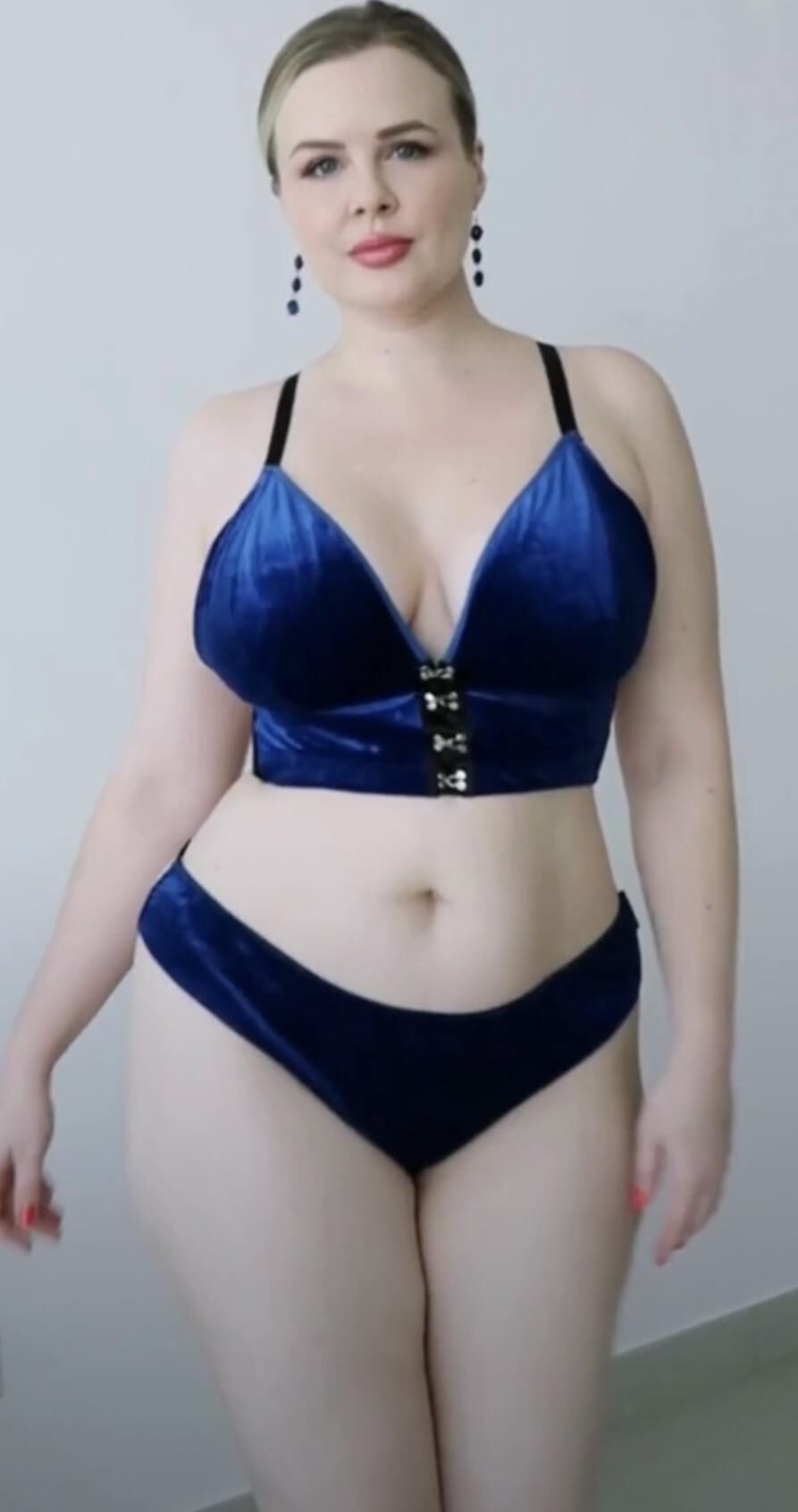 プラスサイズのランジェリーモデル