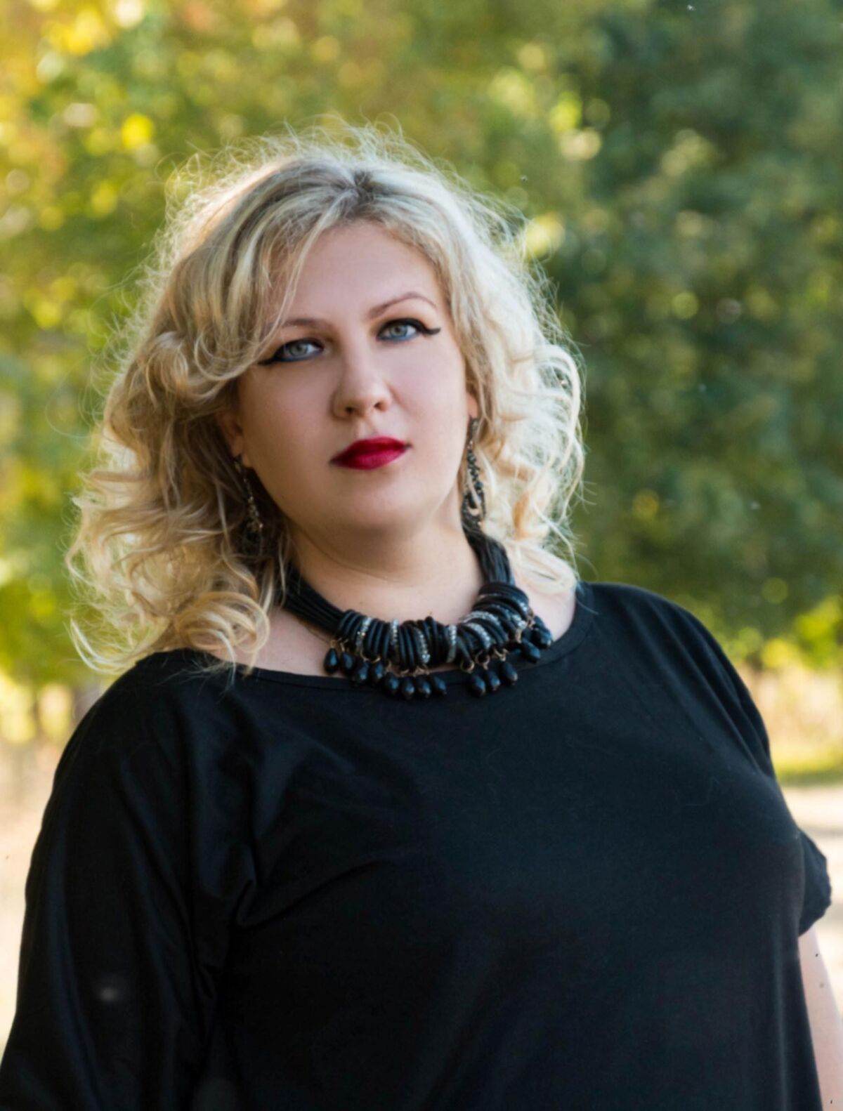 Escort girl with a curvy body