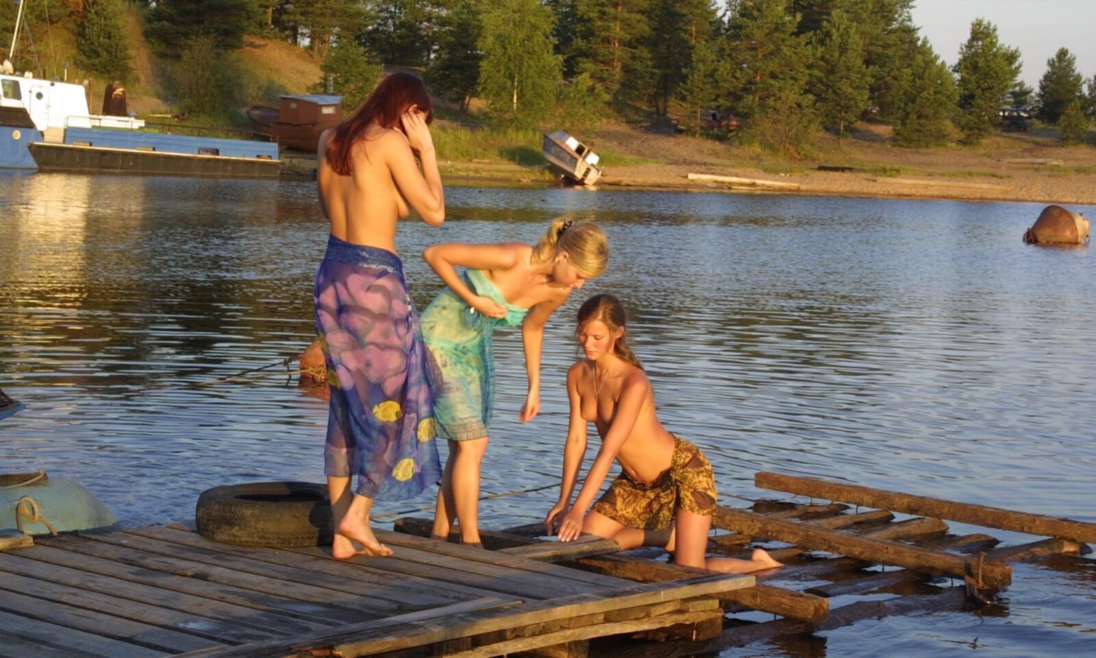 Mädchen nackt am Bootsdock
