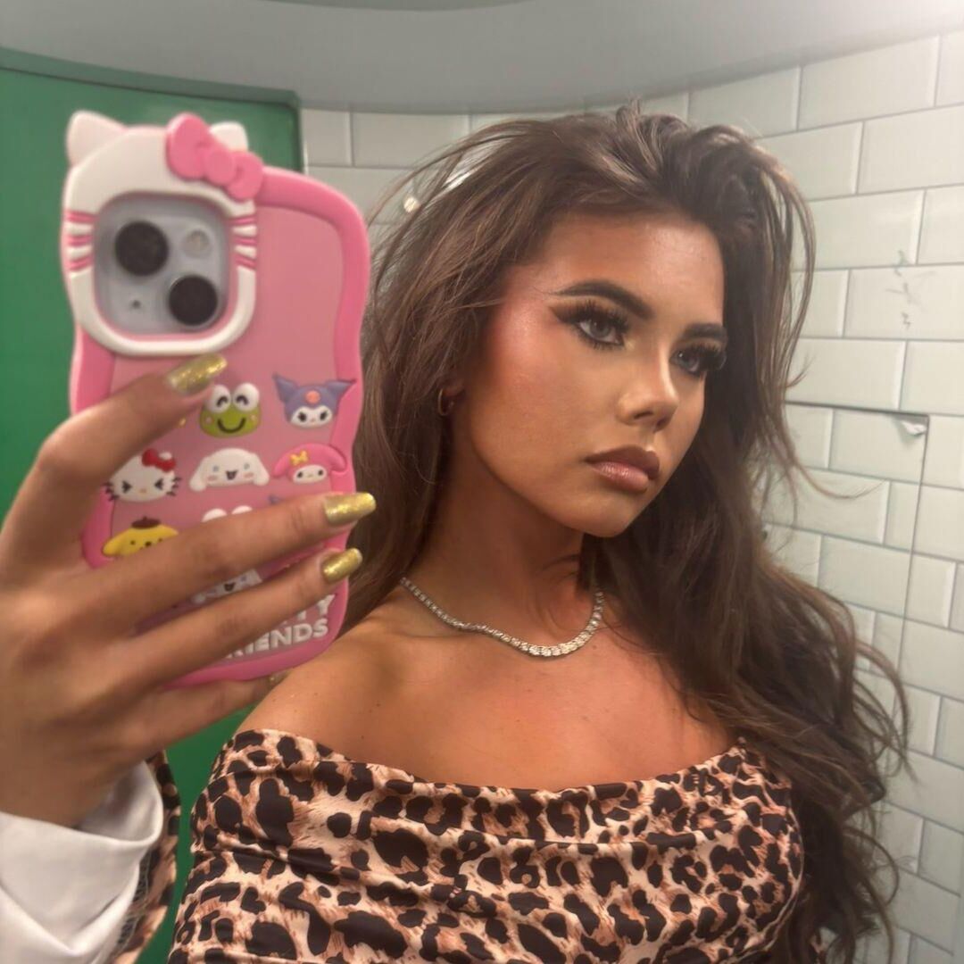 Tanned chavs and bimbo sluts to cum hard 