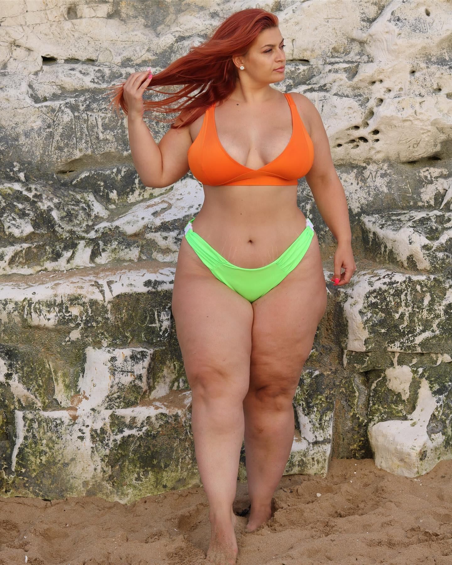 Ioana Chira sexy dicke Oberschenkel roten Kopf