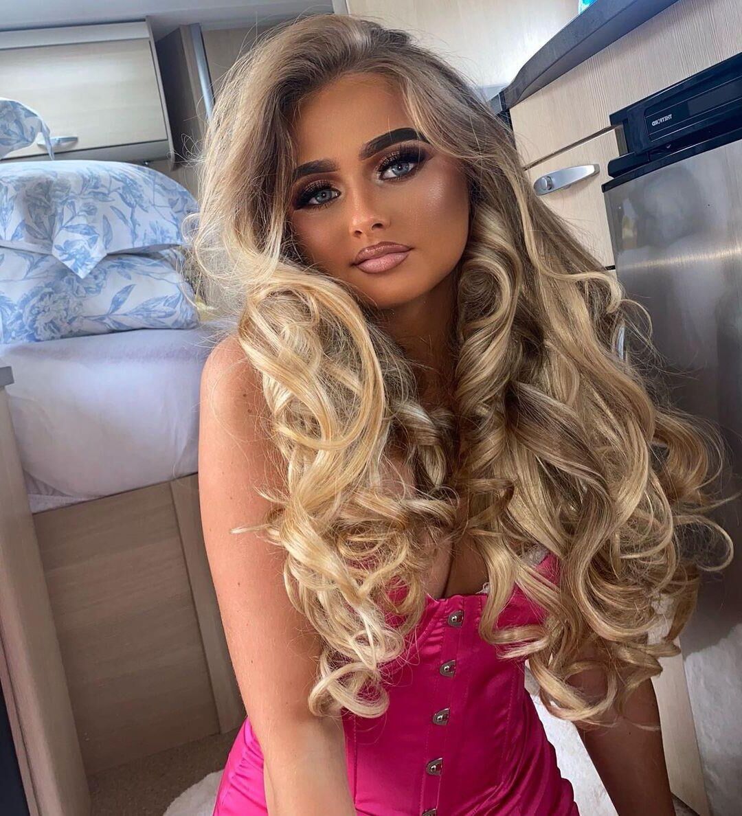 Tanned chavs and bimbo sluts to cum hard 