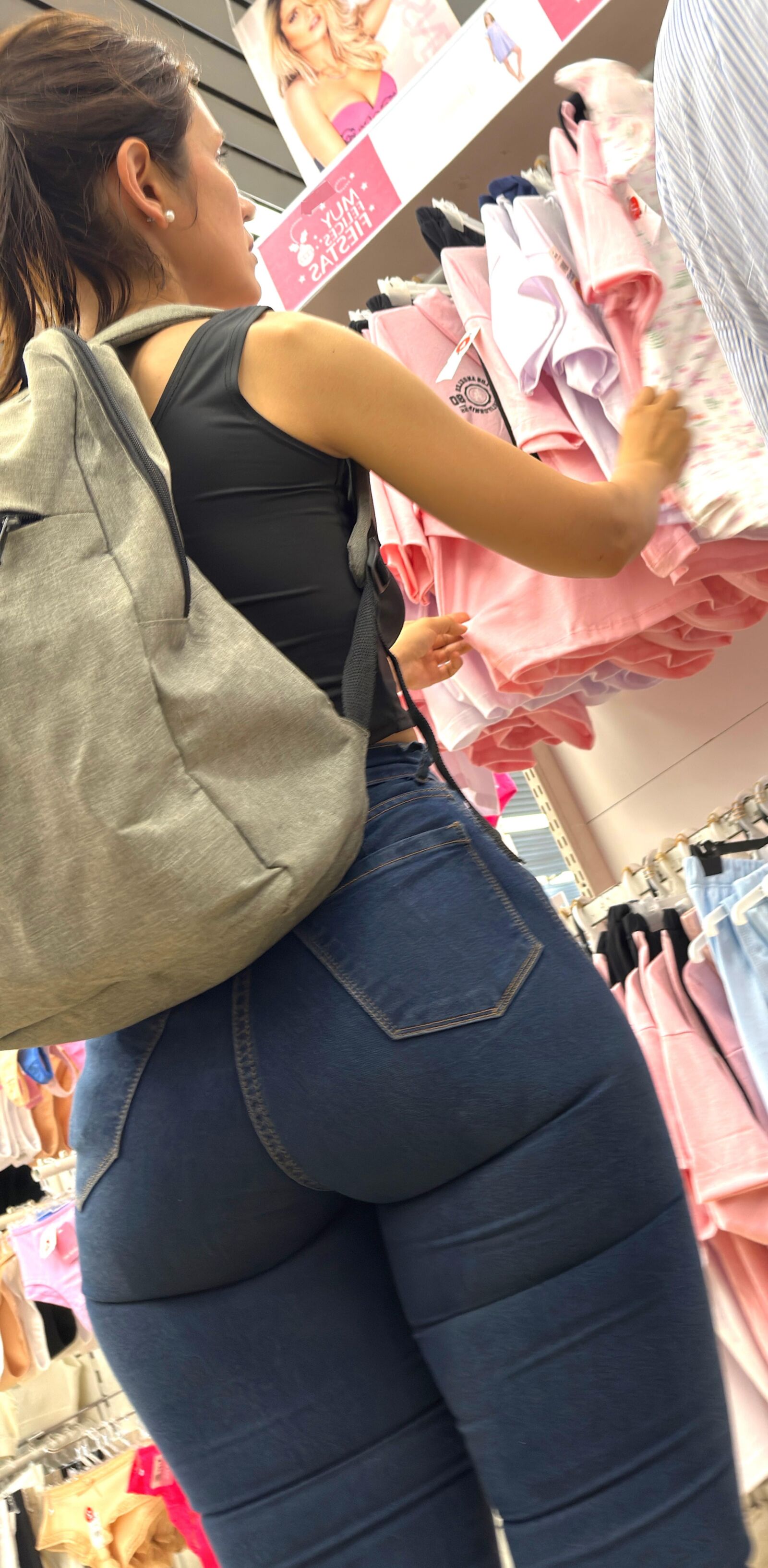 Ehrliche hübsche Brünette in engen Jeans