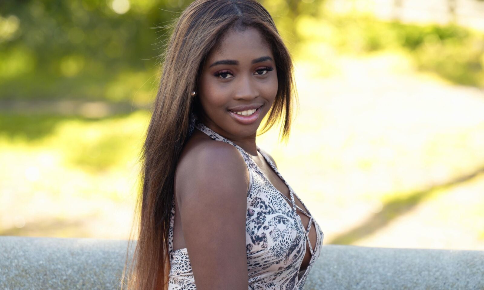 Ebony Beauty nackt auf dem Fenstersatz