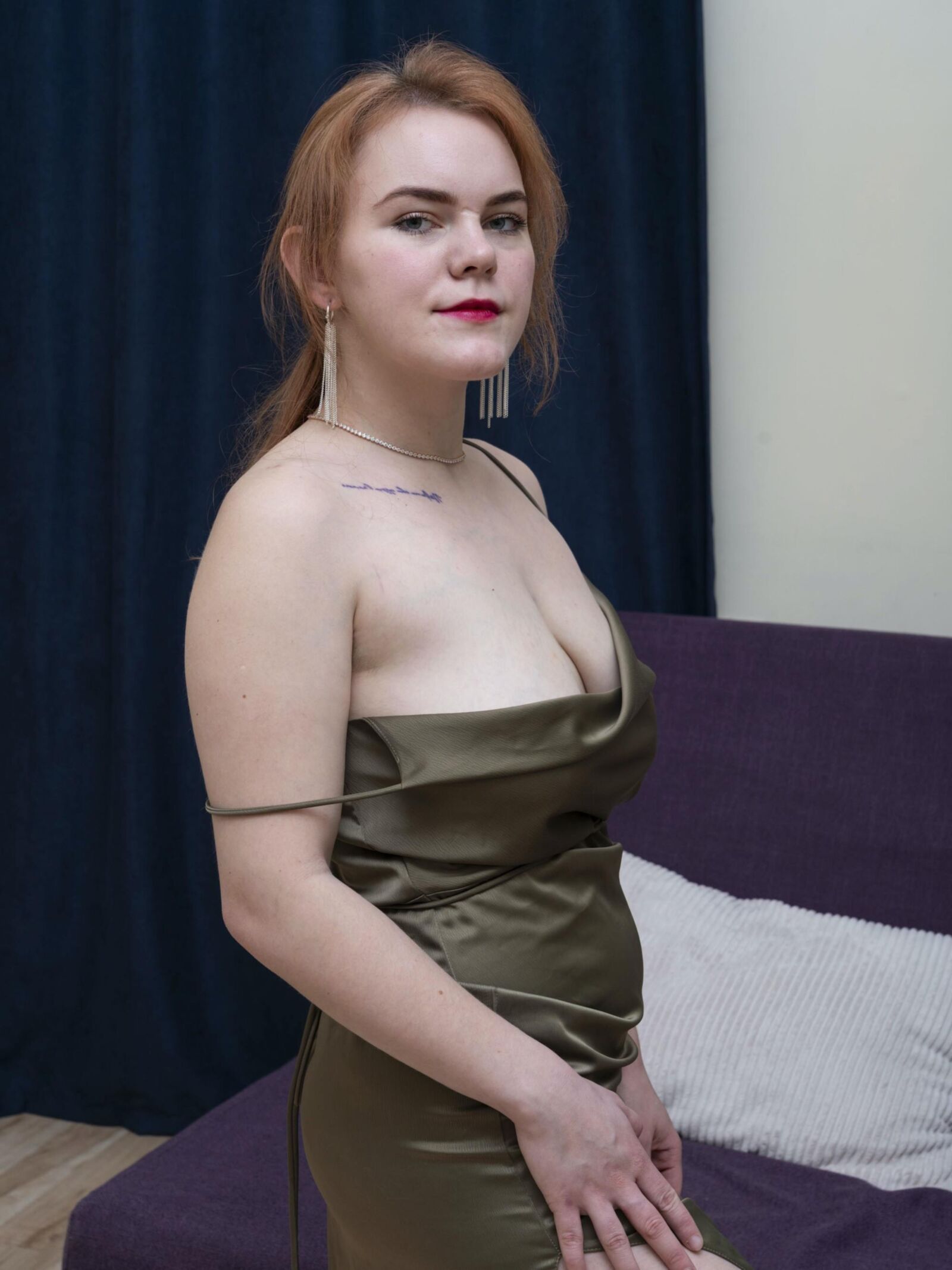 Alana masturbiert auf dem Boden