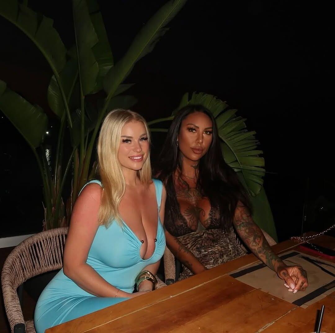 CHLOE M Big tits boobs Busty Goddess CLEAVAGE QUEEN #