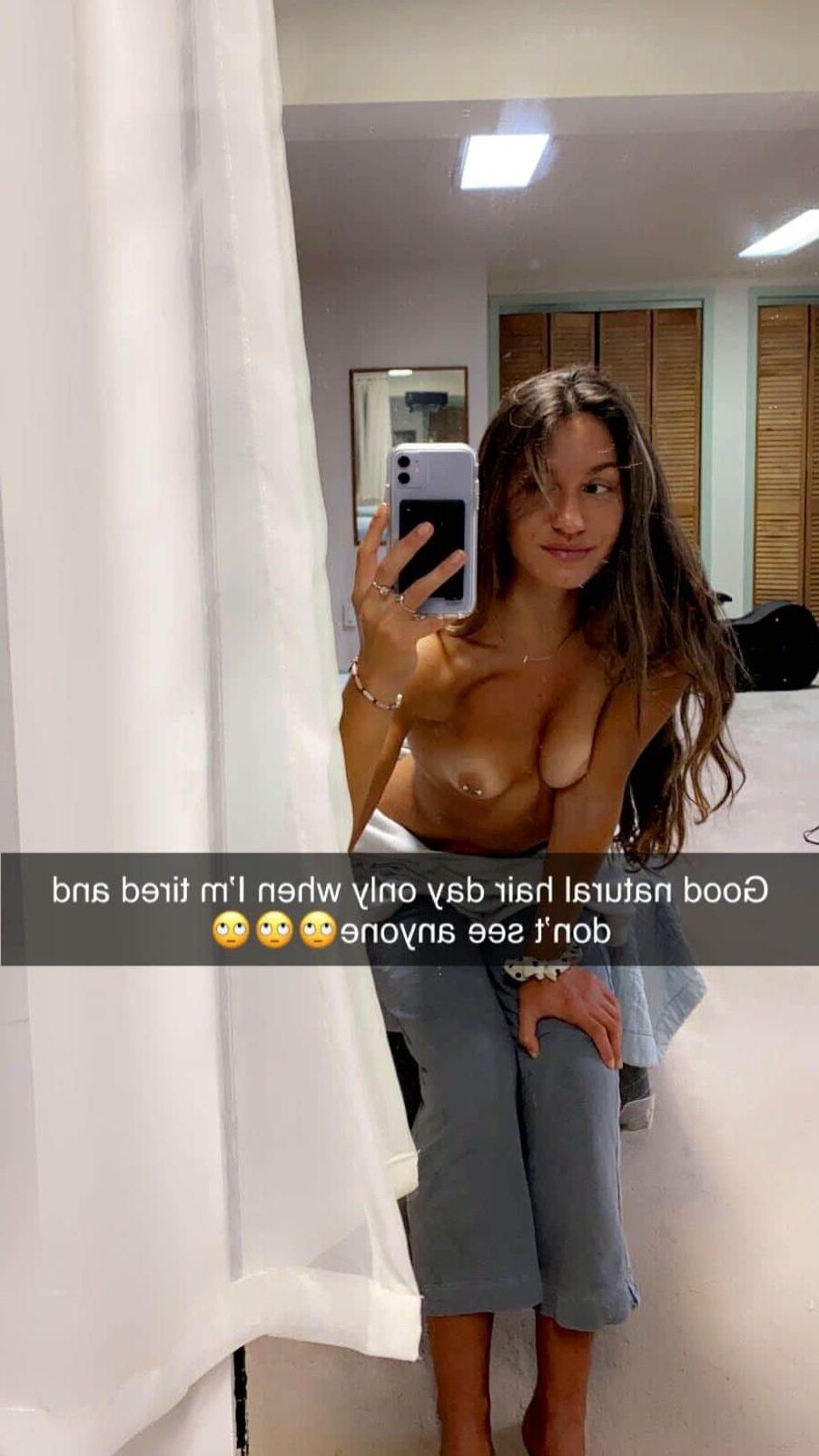 Horny Nurse Hillary montre son corps nu.