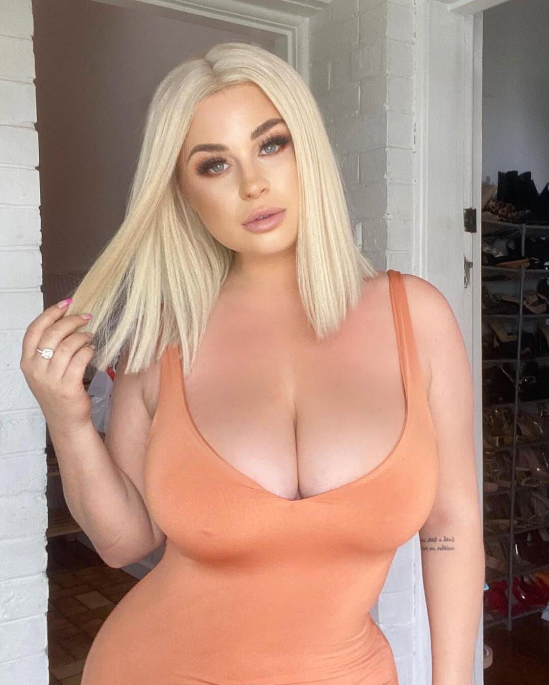 CHLOE M Big tits boobs Busty Goddess CLEAVAGE QUEEN #