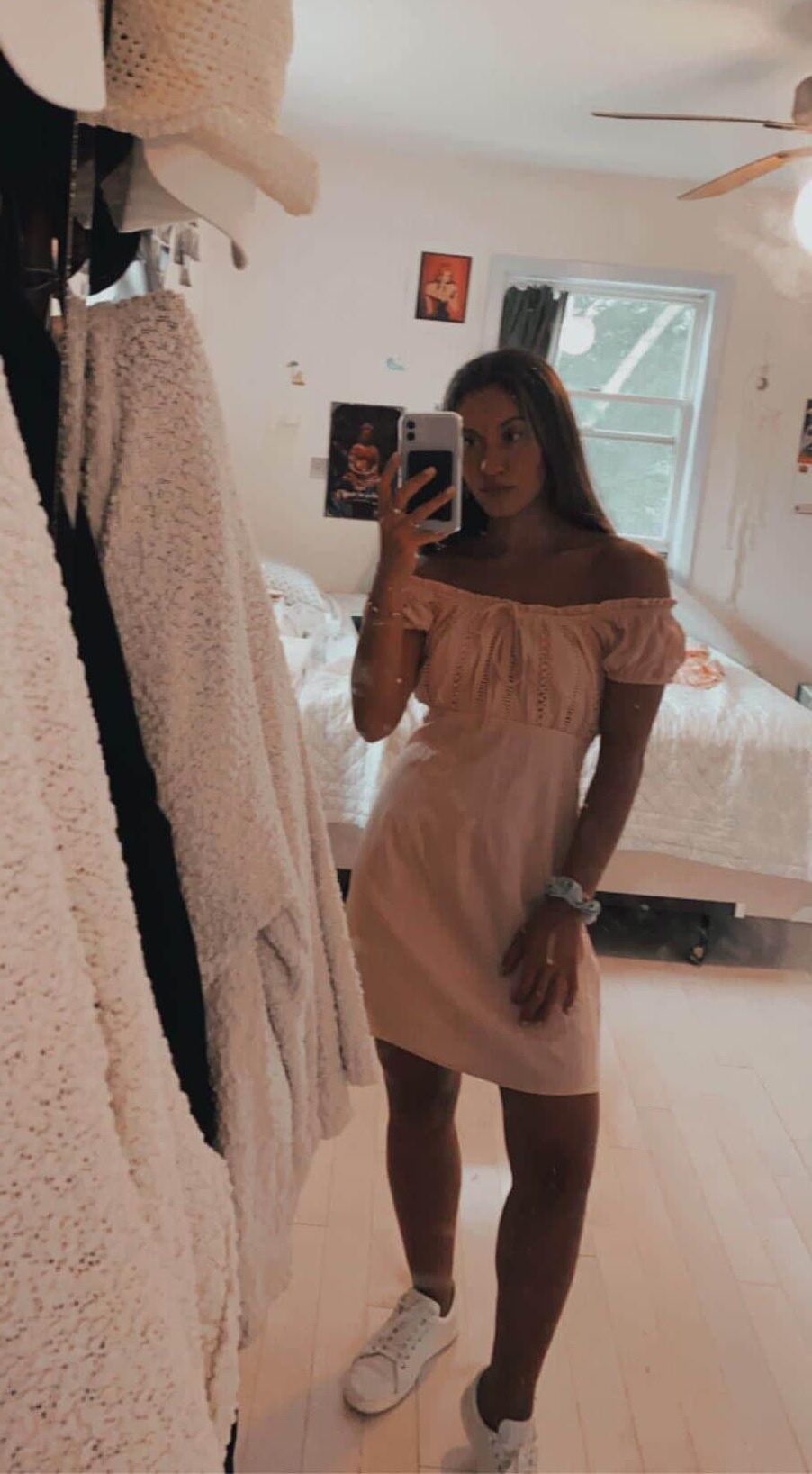 Horny Nurse Hillary montre son corps nu.