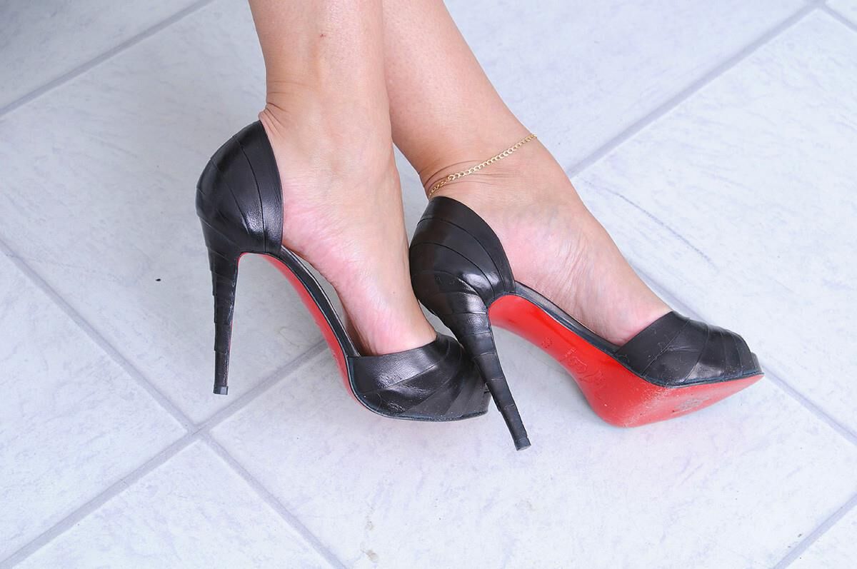 Gill Ellis Young (Lady Sonia) Louboutin und Falten