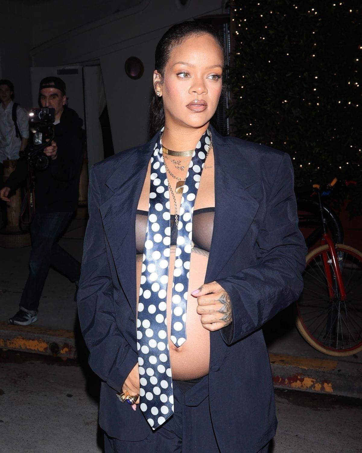 Die schwangere Rihanna hinterlässt ein spätes Abendessen im Giorgio Baldi