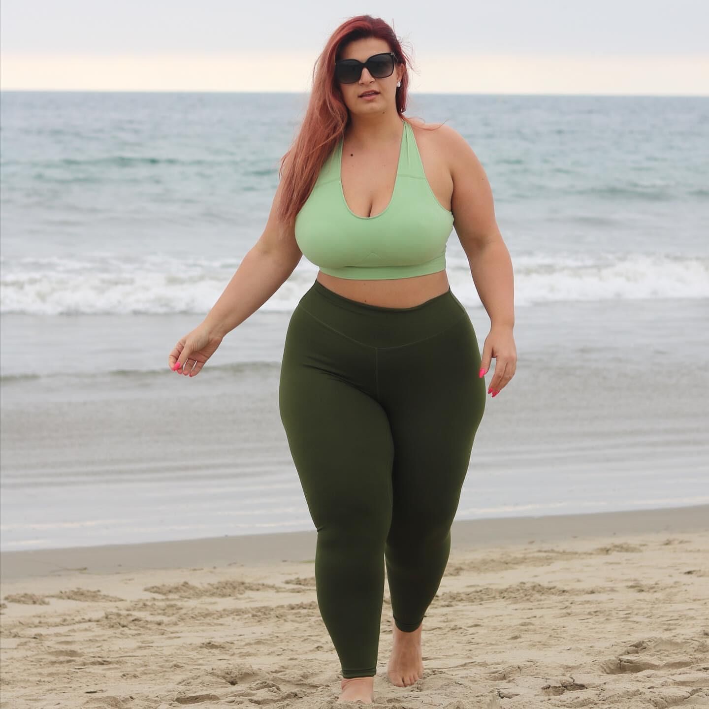 Ioana Chira sexy dicke Oberschenkel roten Kopf