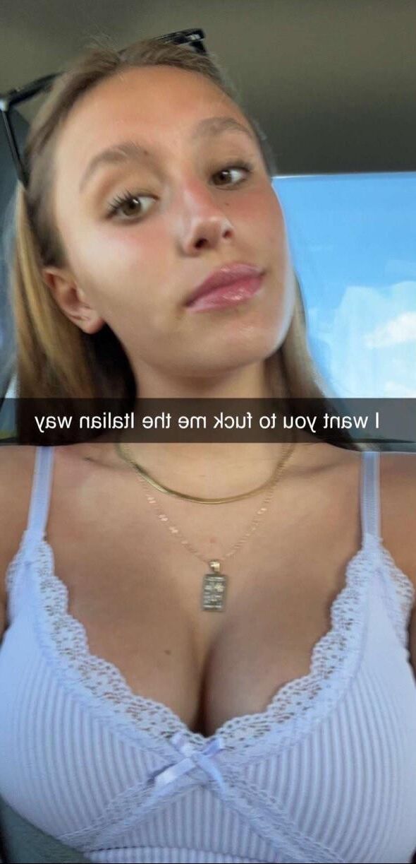 Yo teen dasha montre ses seins.
