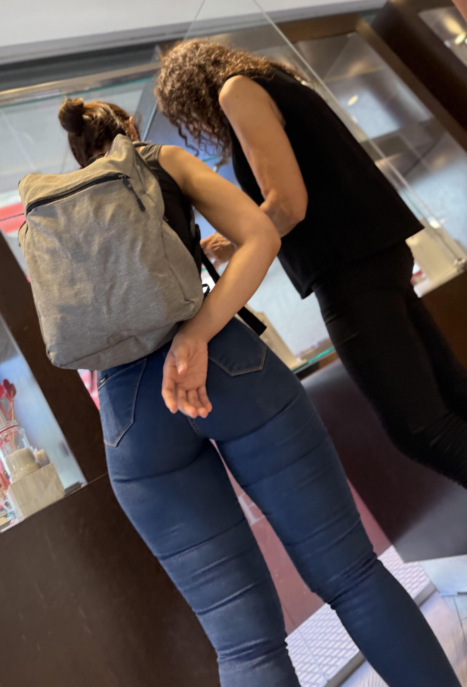 Ehrliche hübsche Brünette in engen Jeans