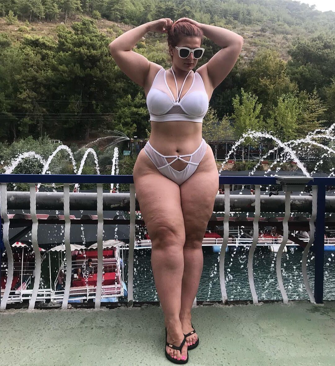 Ioana Chira sexy dicke Oberschenkel roten Kopf