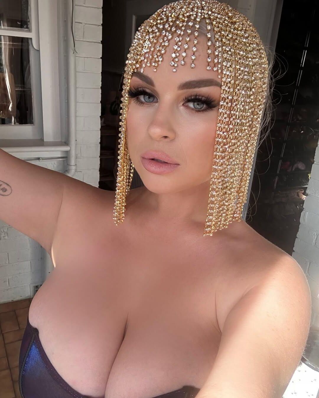CHLOE M Big tits boobs Busty Goddess CLEAVAGE QUEEN #