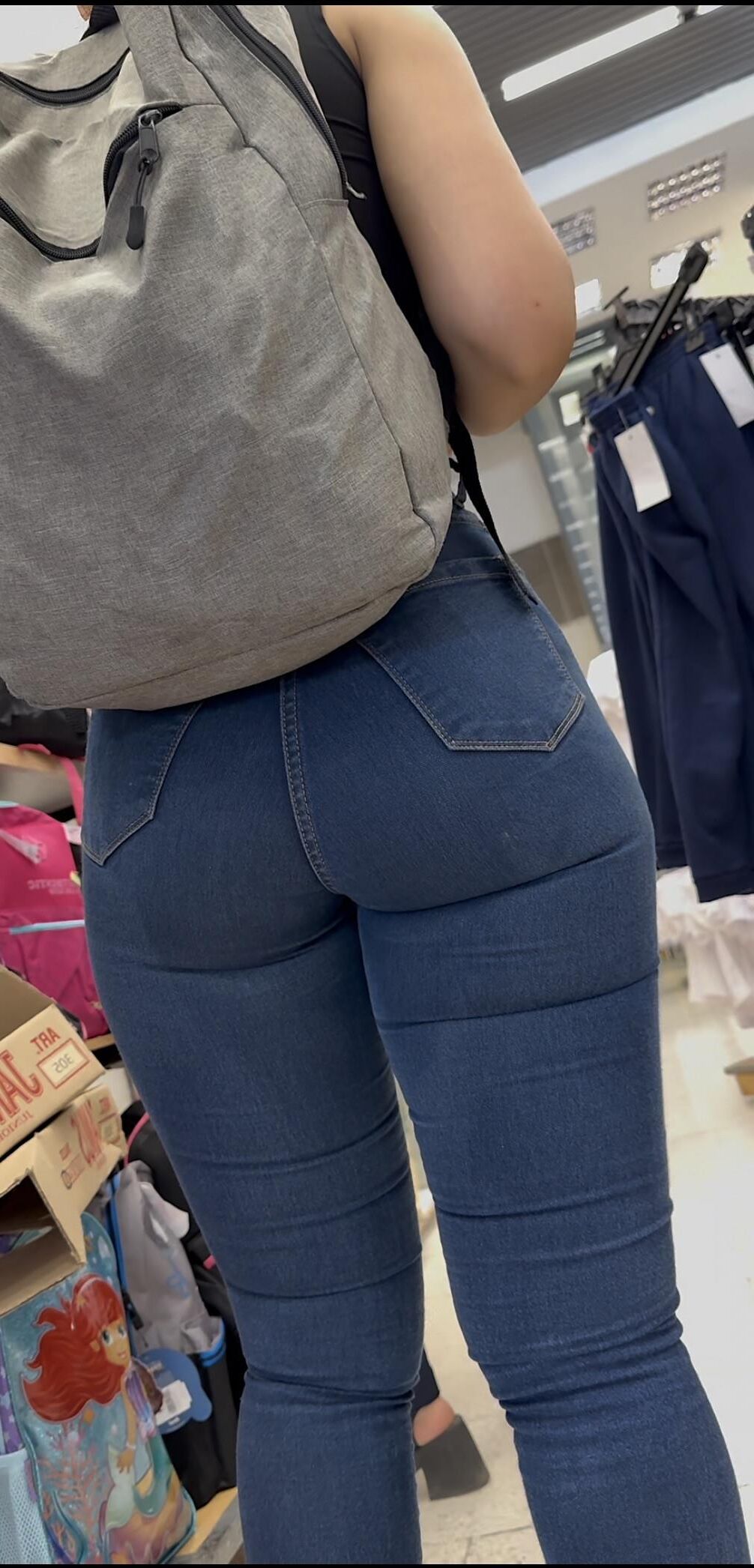 Ehrliche hübsche Brünette in engen Jeans