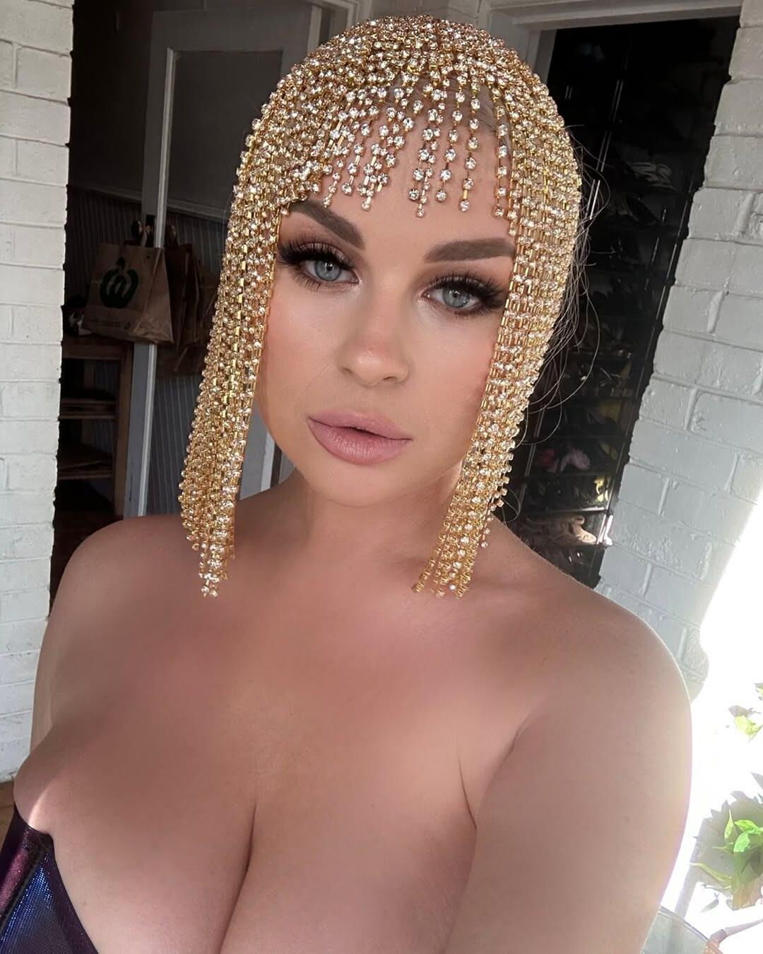 CHLOE M Big tits boobs Busty Goddess CLEAVAGE QUEEN #