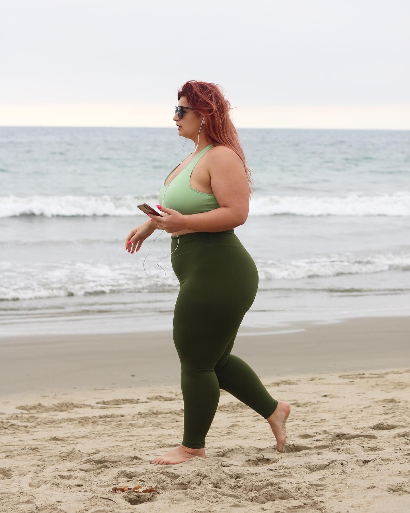 Ioana Chira sexy dicke Oberschenkel roten Kopf