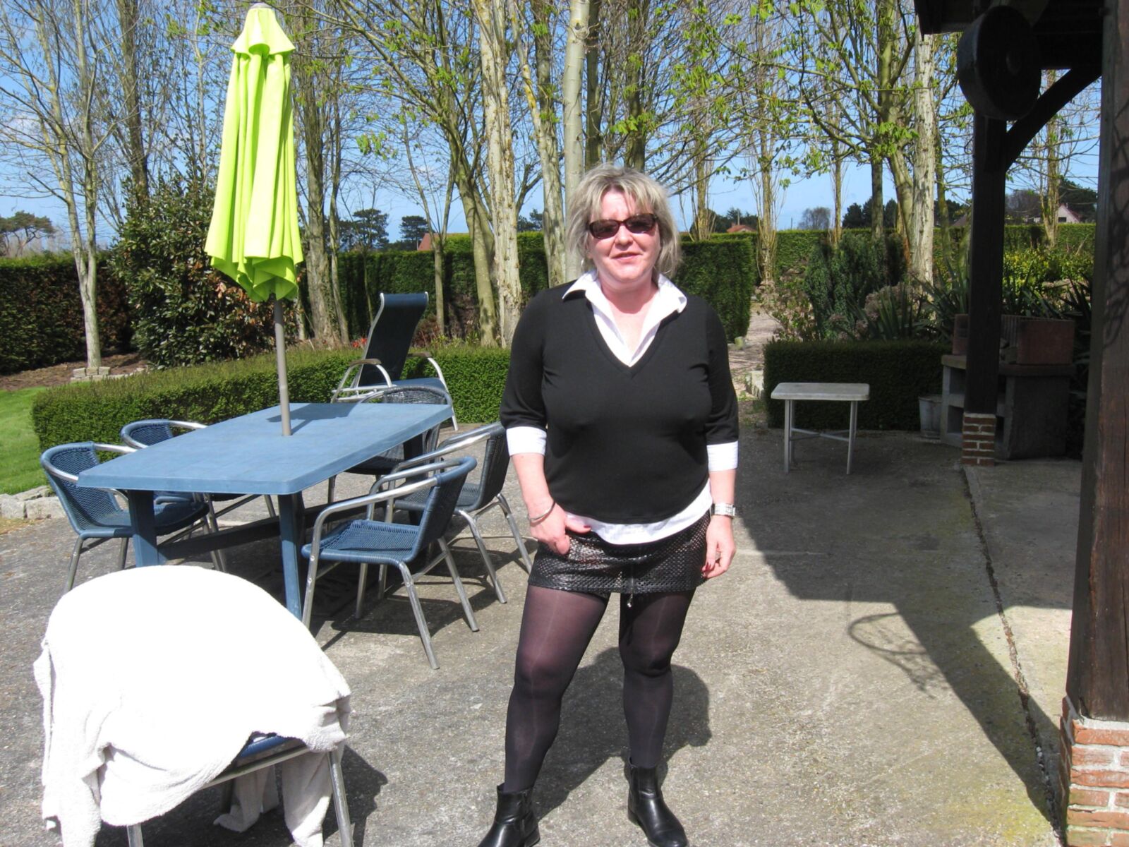 Karine la truie en mode BCBG