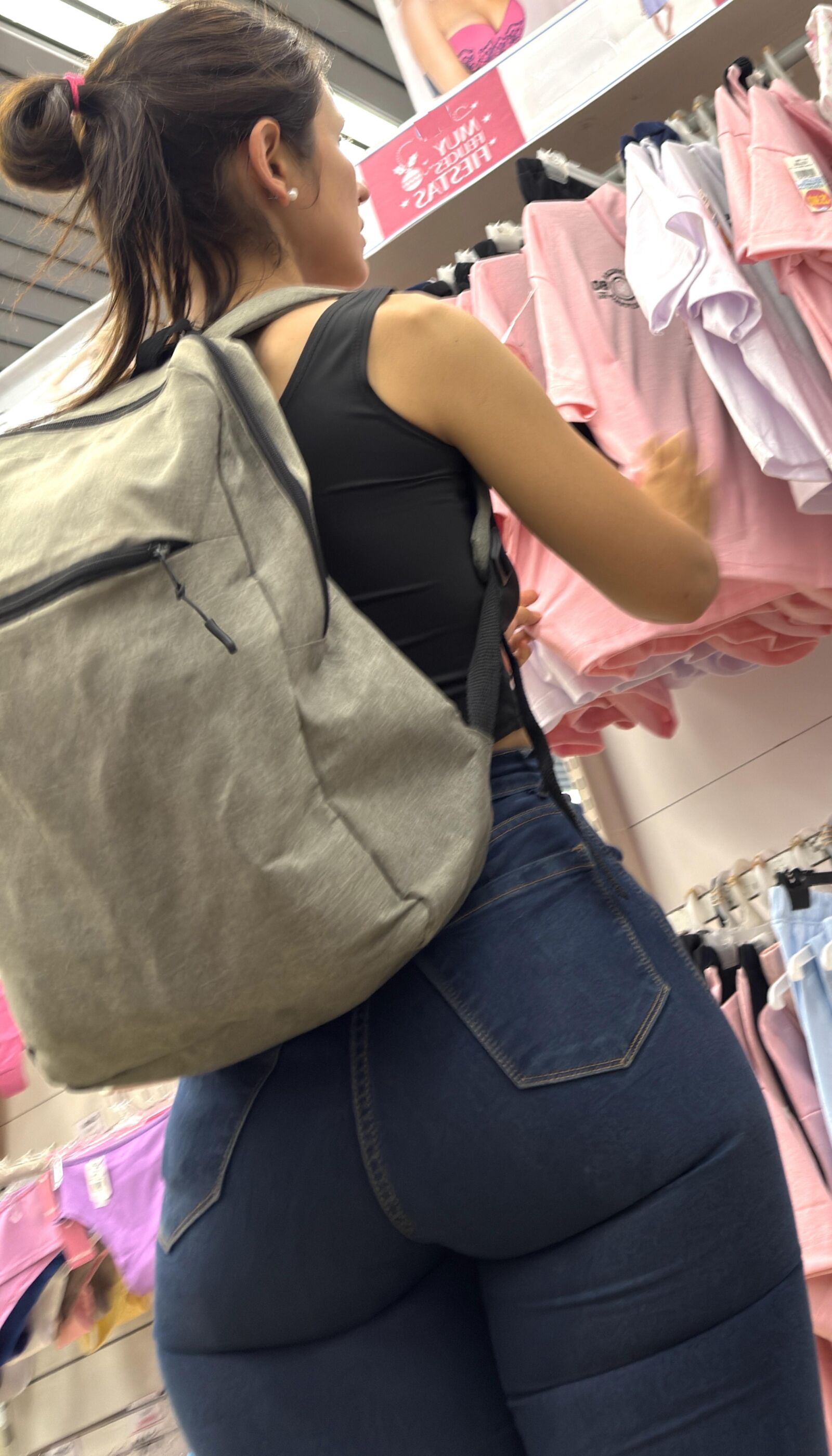 Ehrliche hübsche Brünette in engen Jeans