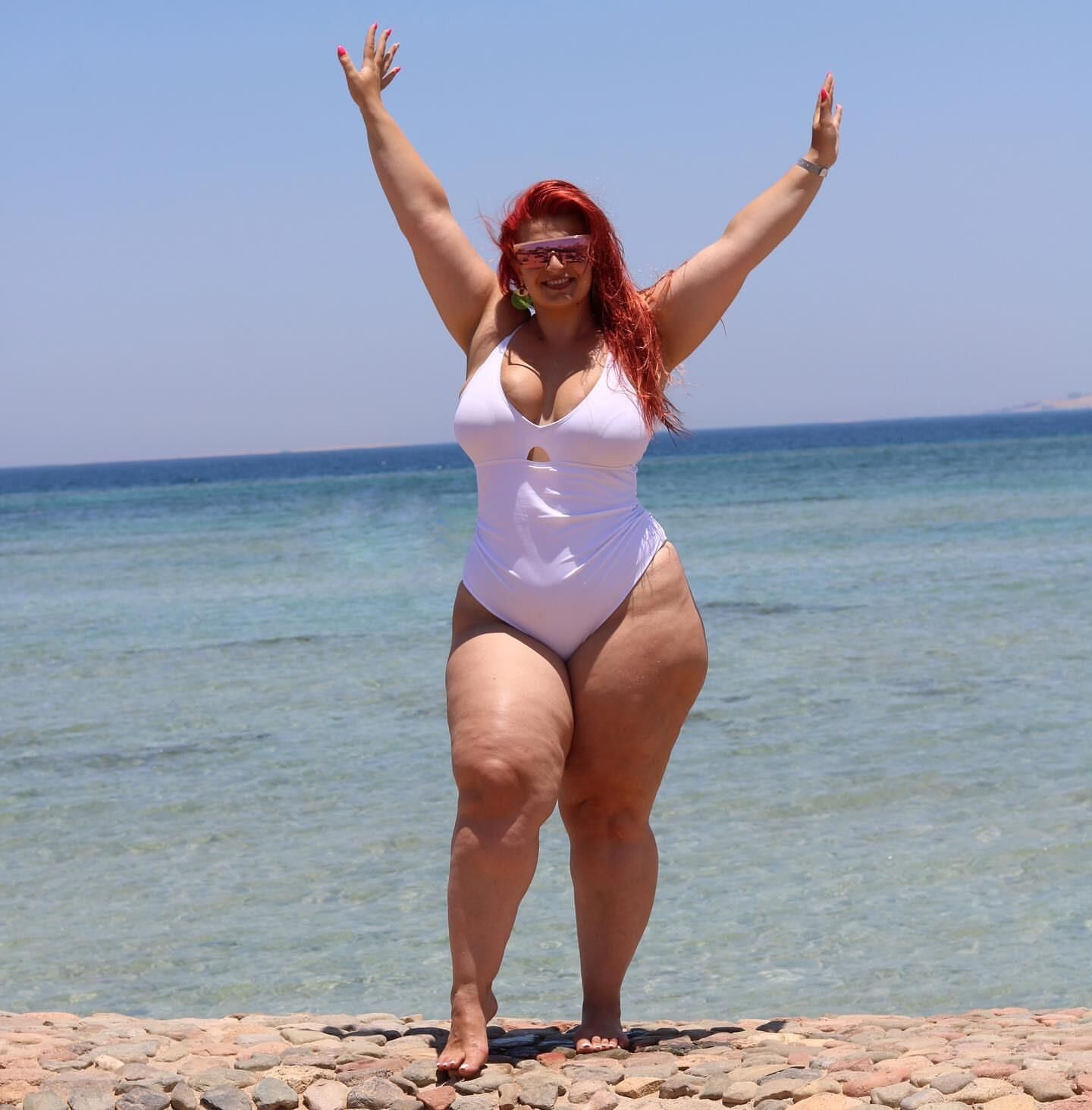 Ioana Chira sexy dicke Oberschenkel roten Kopf