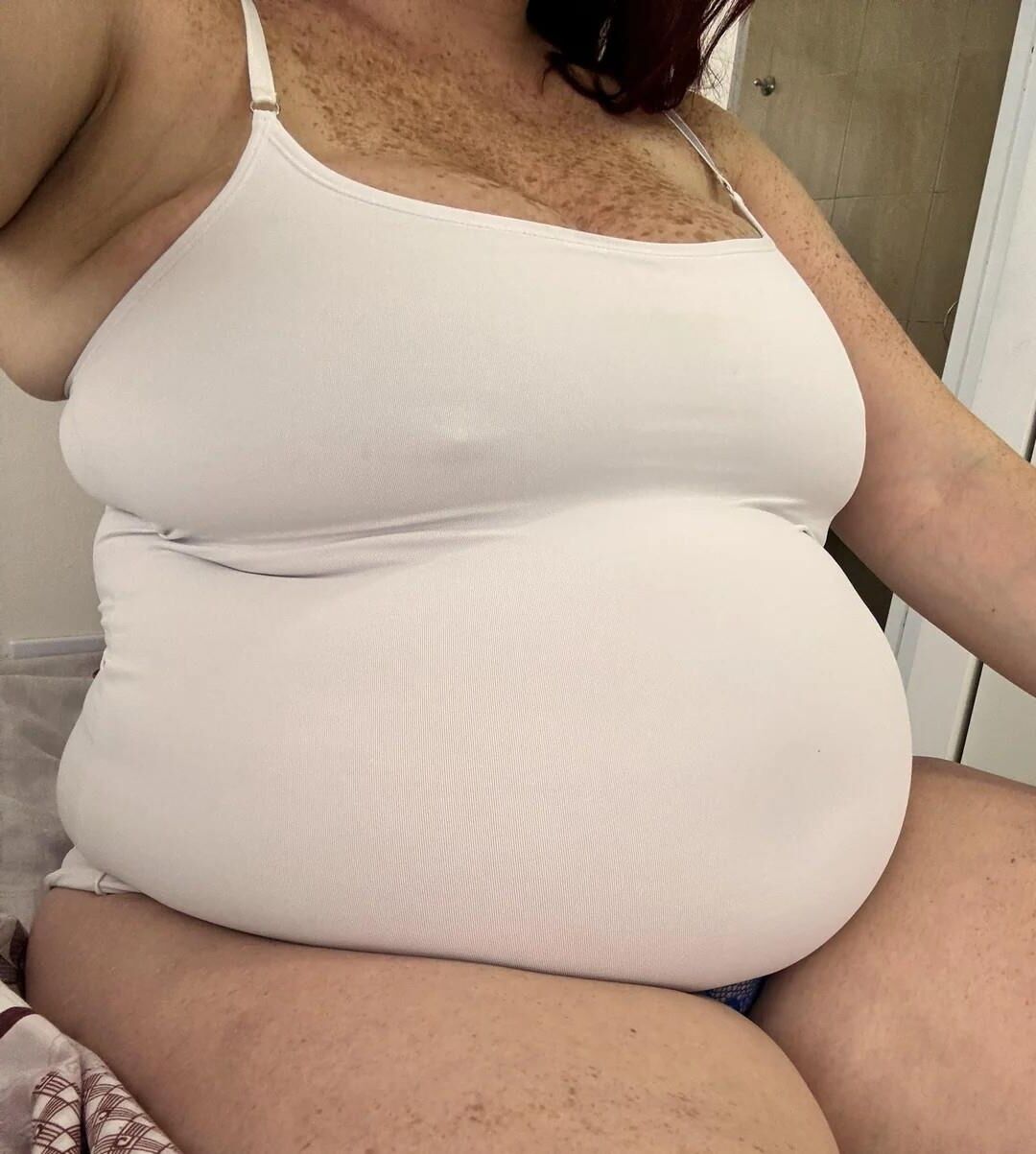 Jeune Porcinette Dodue à Grotze Mamelles et Tâches de Rousseur