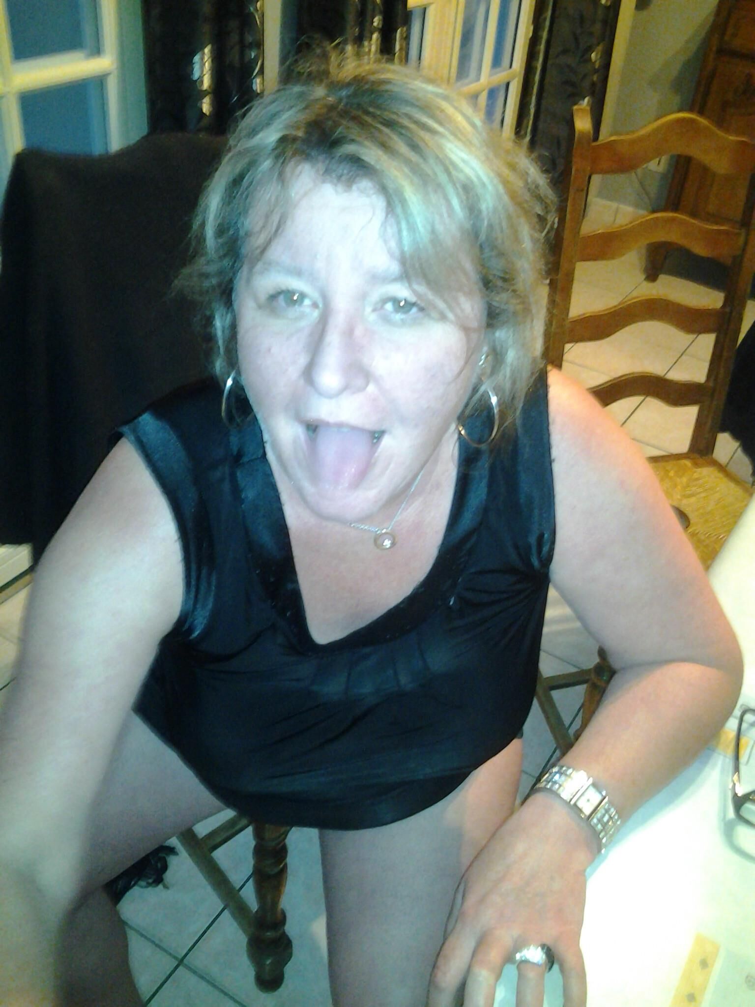 Karine la truie en mode BCBG