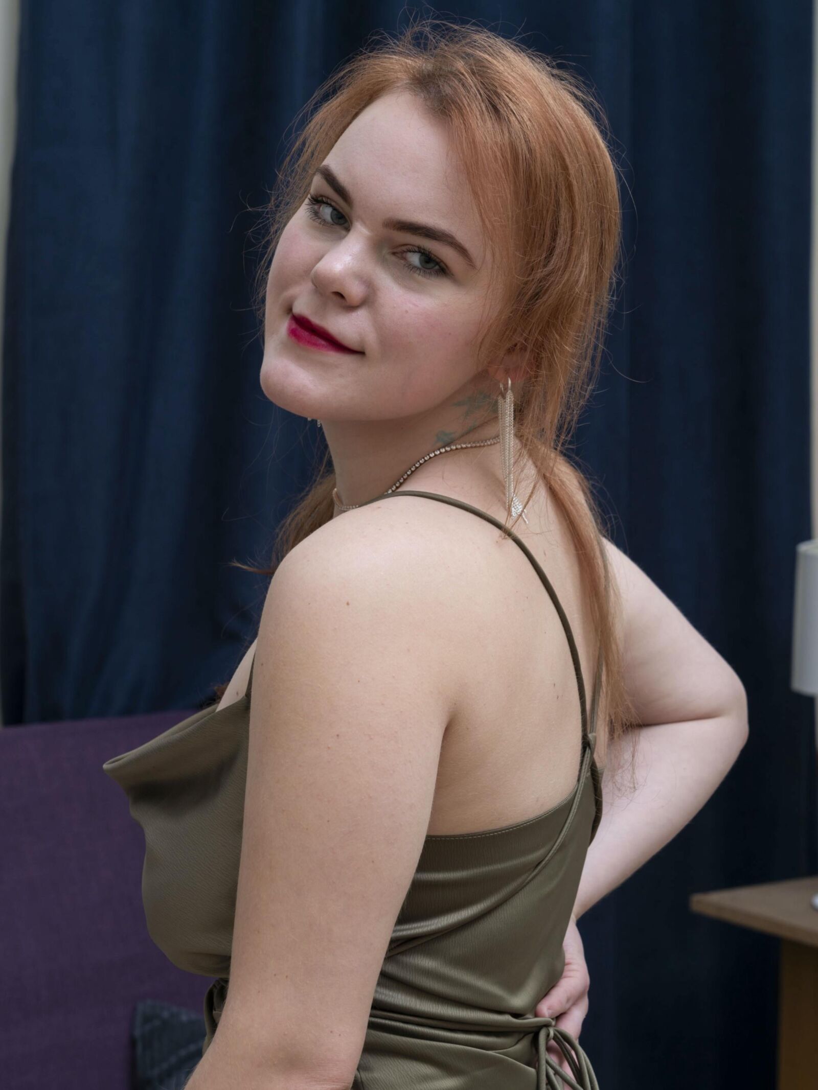 Alana masturbiert auf dem Boden