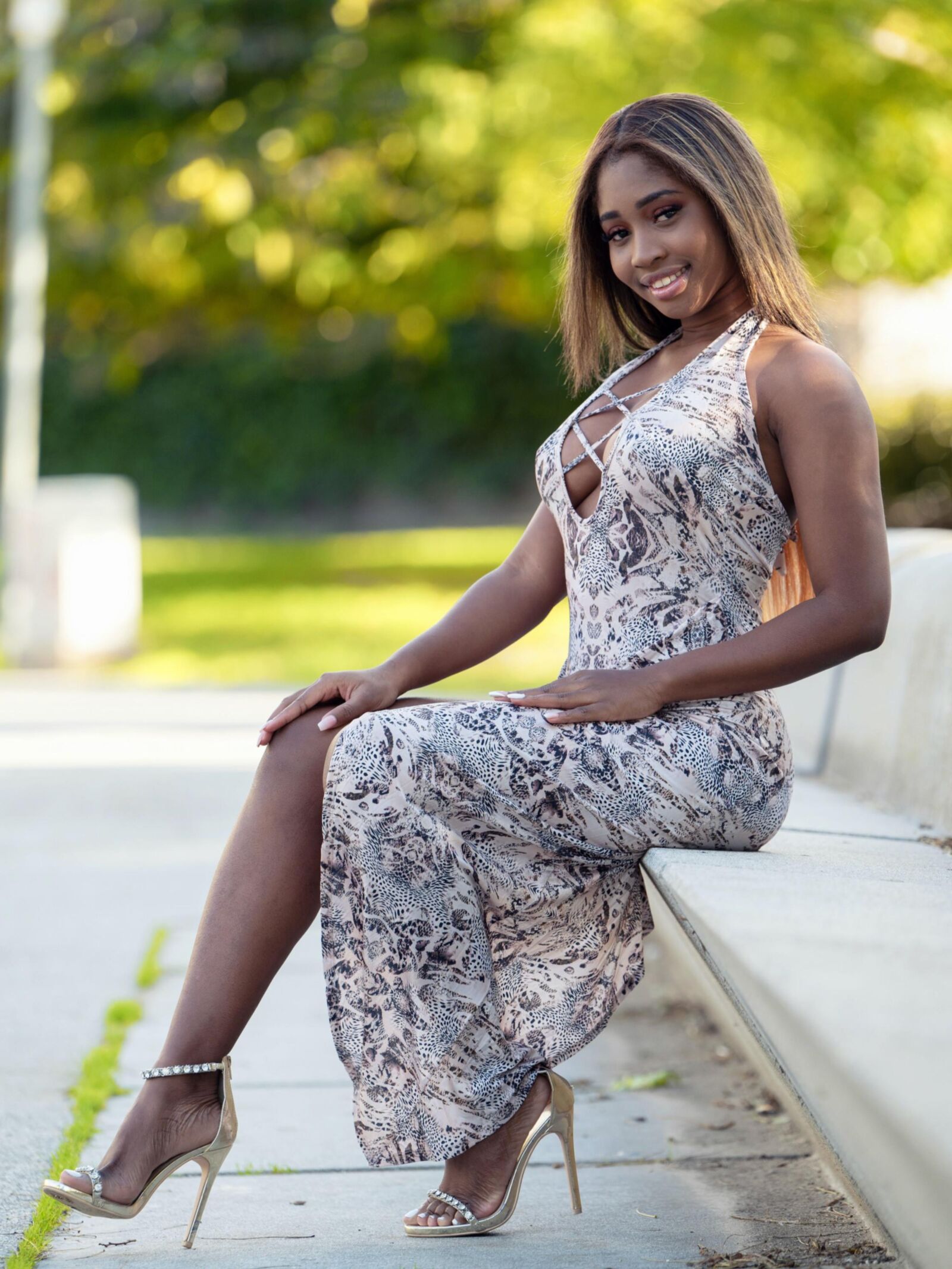 Ebony Beauty nackt auf dem Fenstersatz
