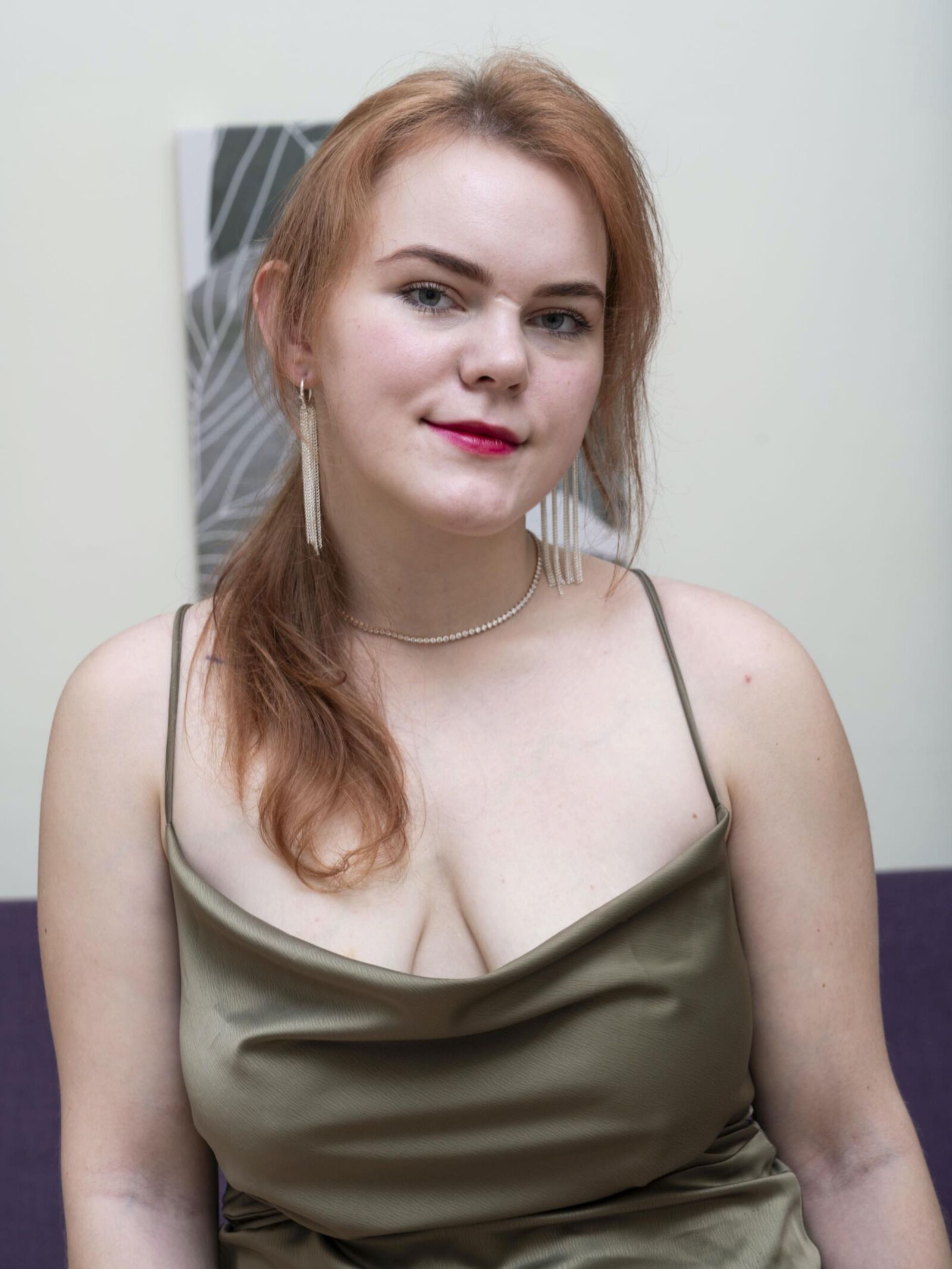Alana masturbiert auf dem Boden