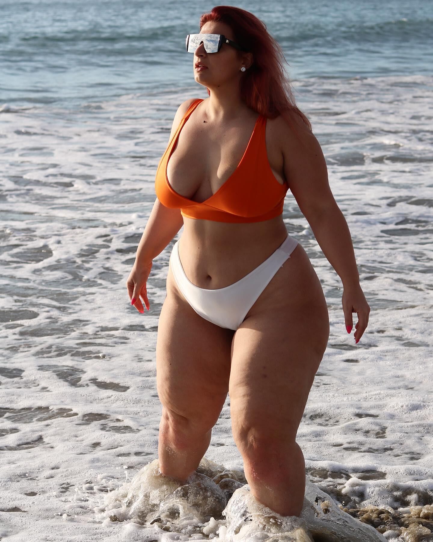 Ioana Chira sexy dicke Oberschenkel roten Kopf