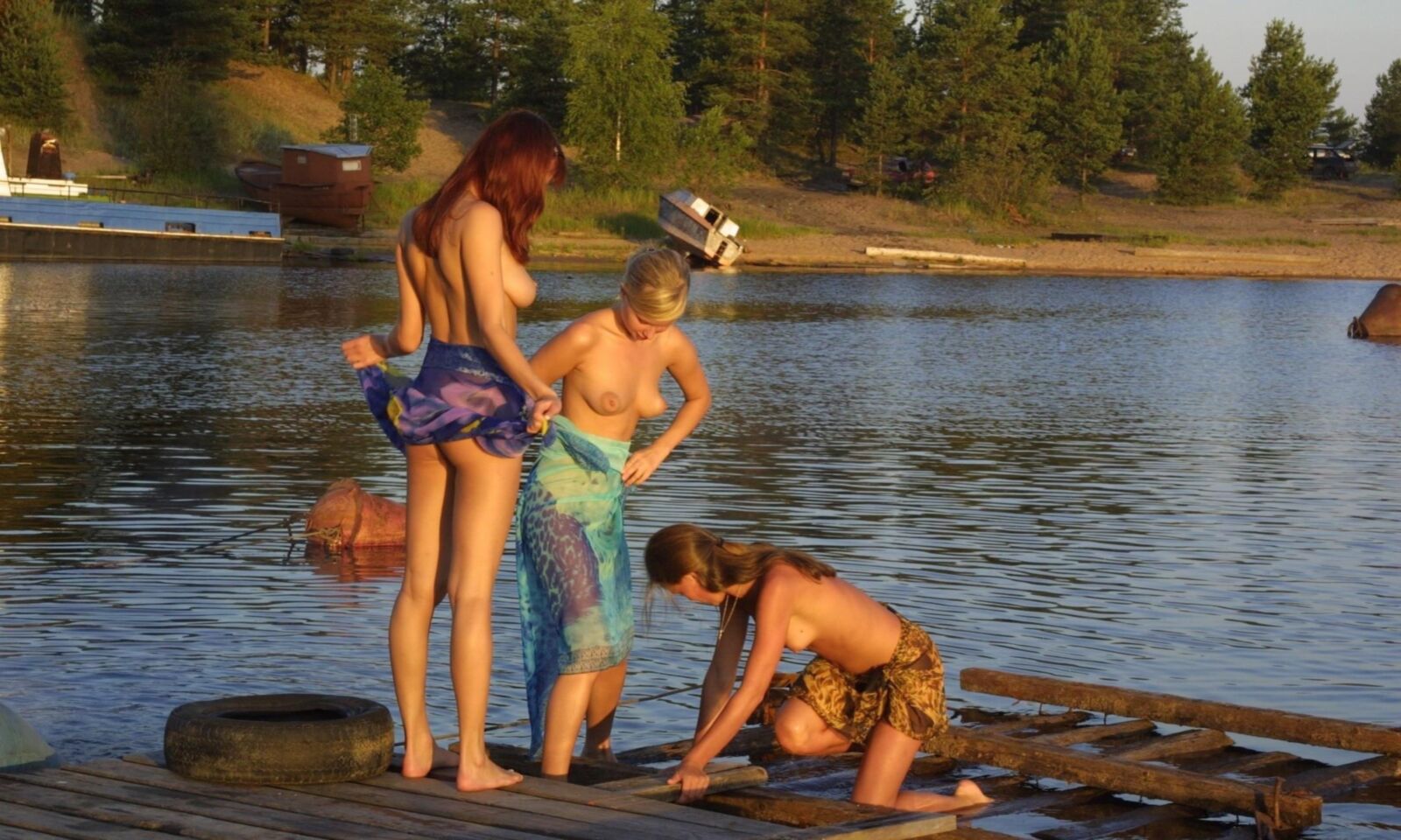 Mädchen nackt am Bootsdock