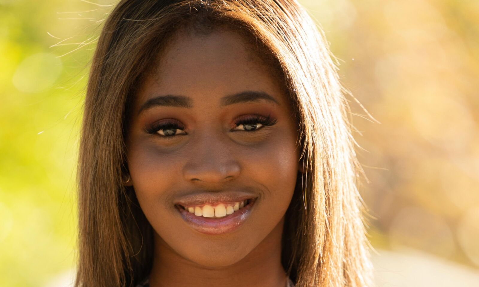 Ebony Beauty nackt auf dem Fenstersatz