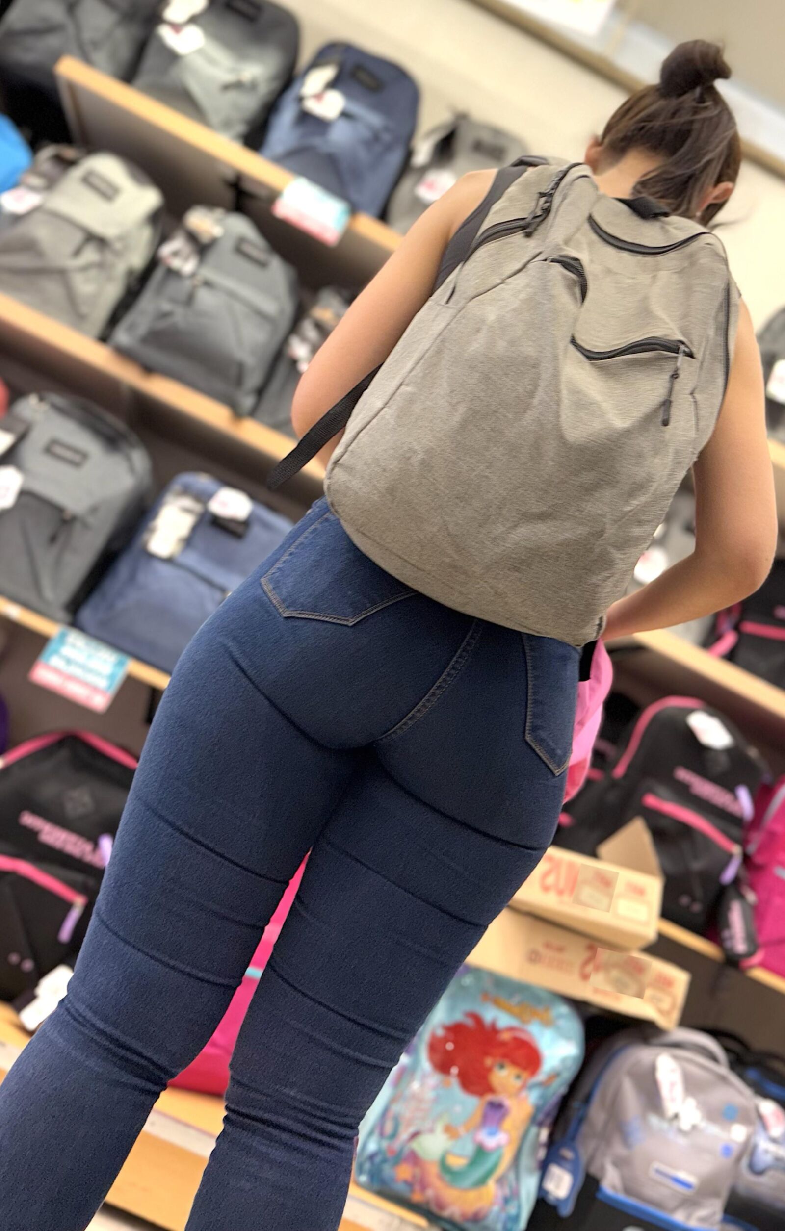 Ehrliche hübsche Brünette in engen Jeans