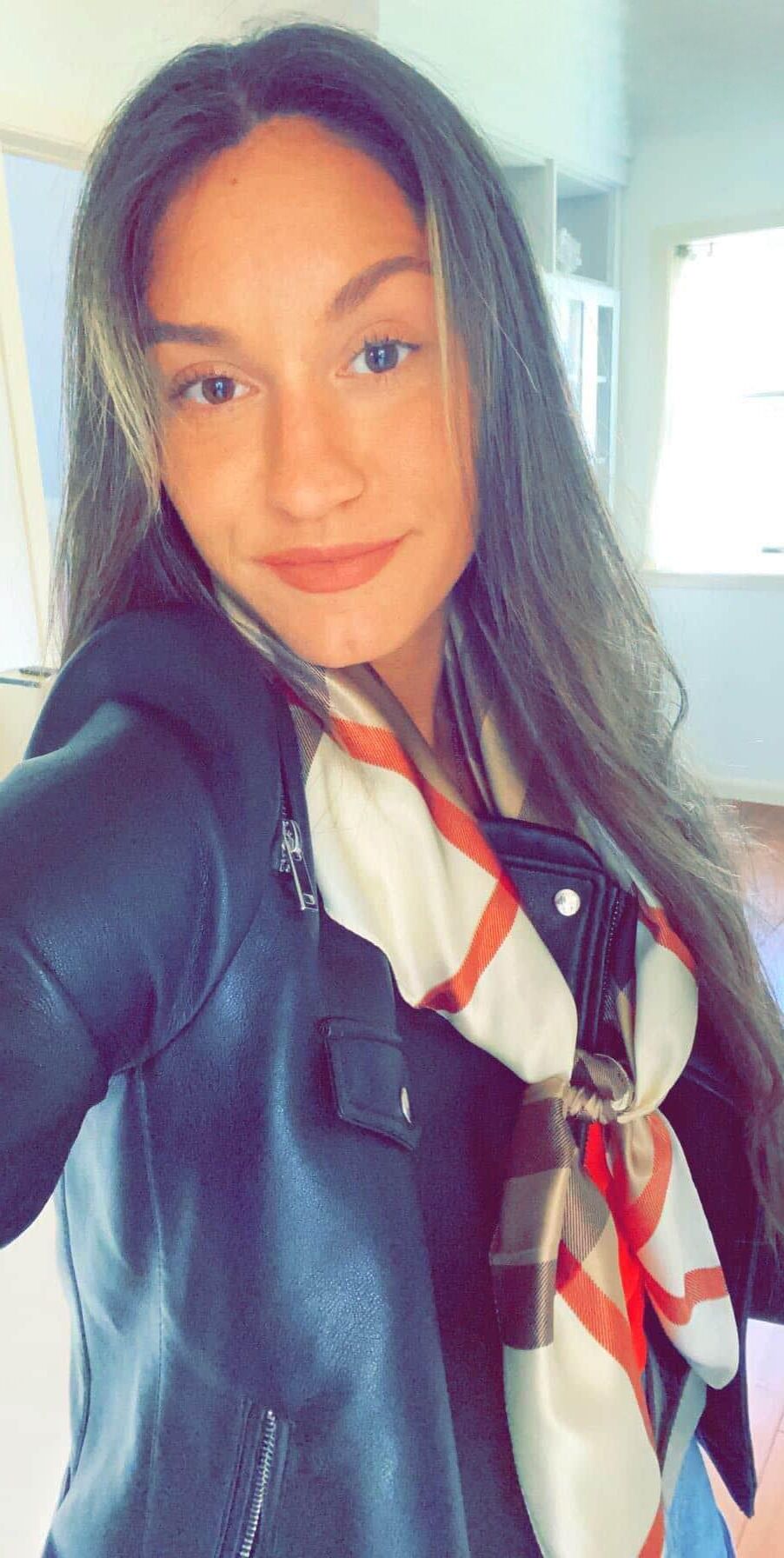 Horny Nurse Hillary montre son corps nu.