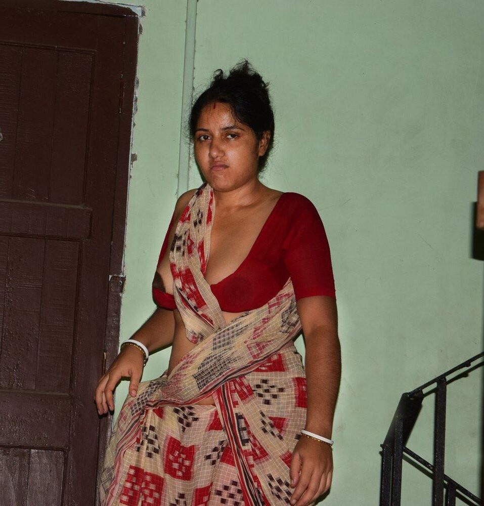 Vollbusige haarige Desi Frau
