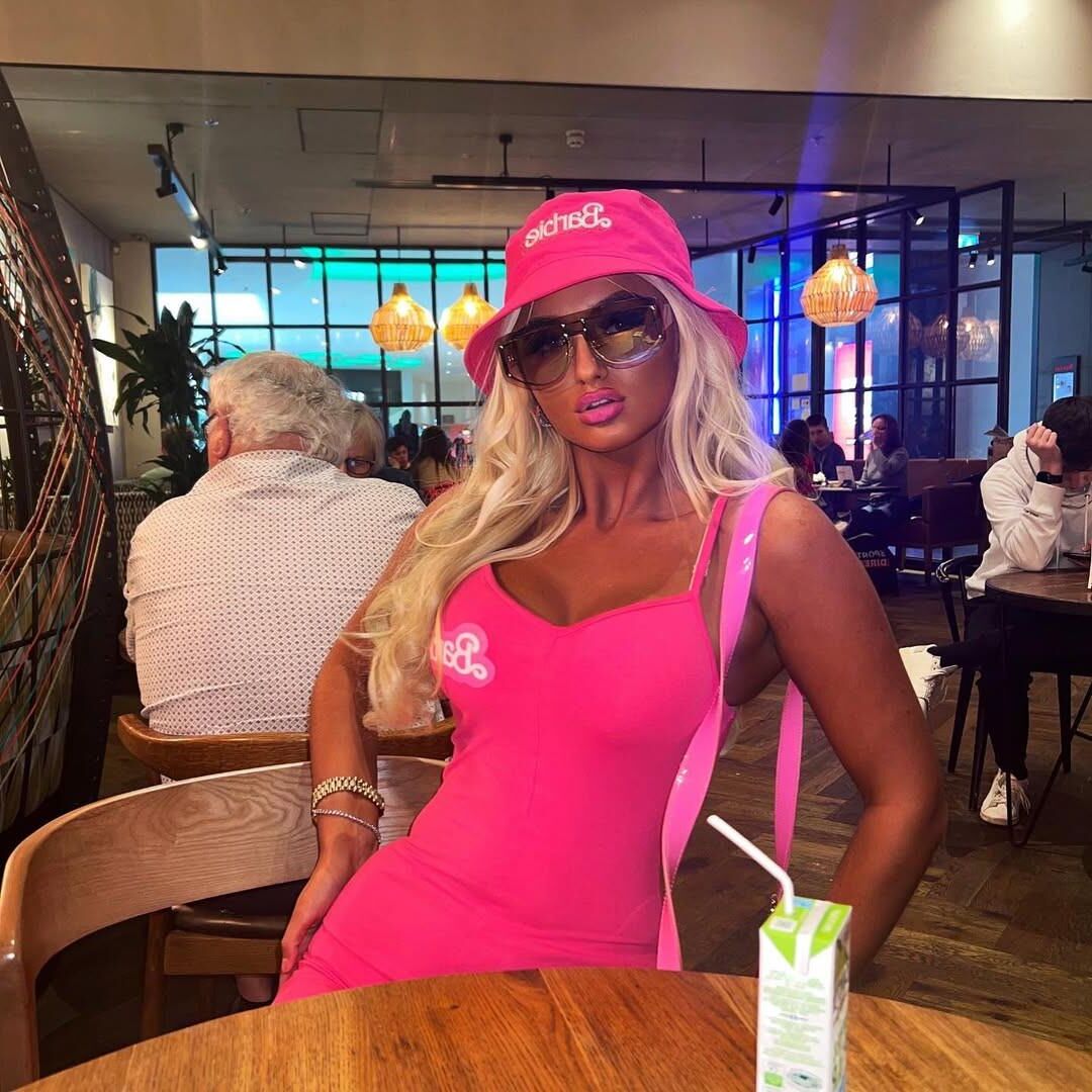 Tanned chavs and bimbo sluts to cum hard 