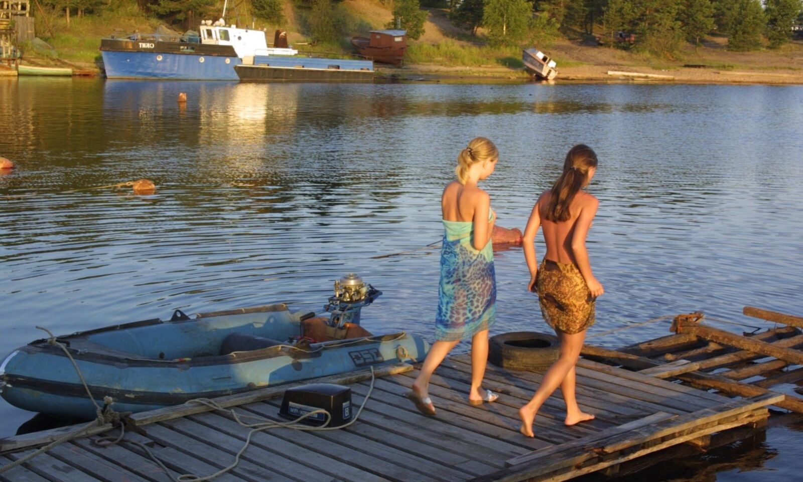 Mädchen nackt am Bootsdock