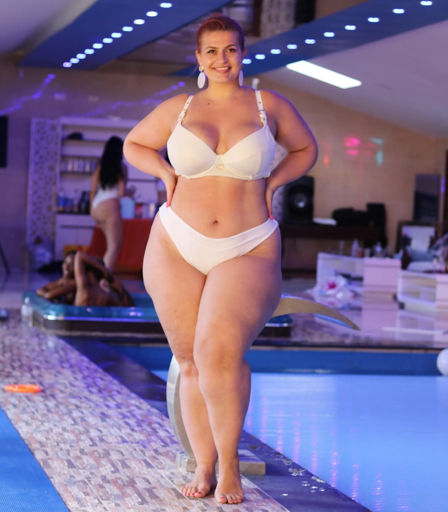 Ioana Chira sexy dicke Oberschenkel roten Kopf